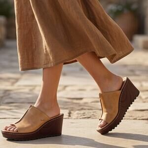 Born b.o.c. Leather Wedge Slides Womens Size 8 Camel Cushioned Platform Sandals